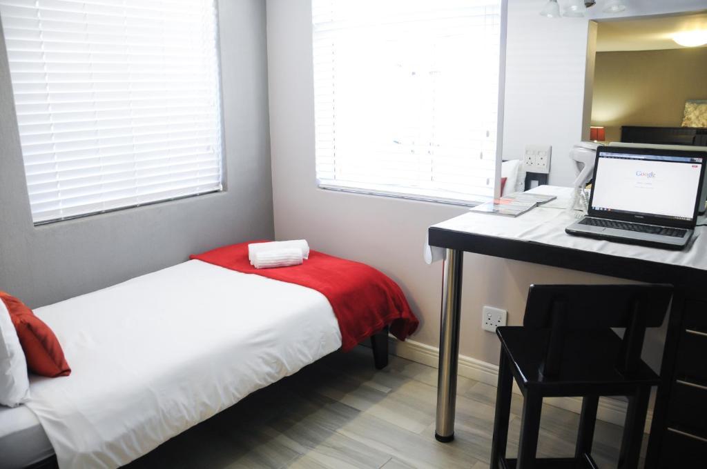 Sea Breeze Guesthouse Свакопмунд Экстерьер фото