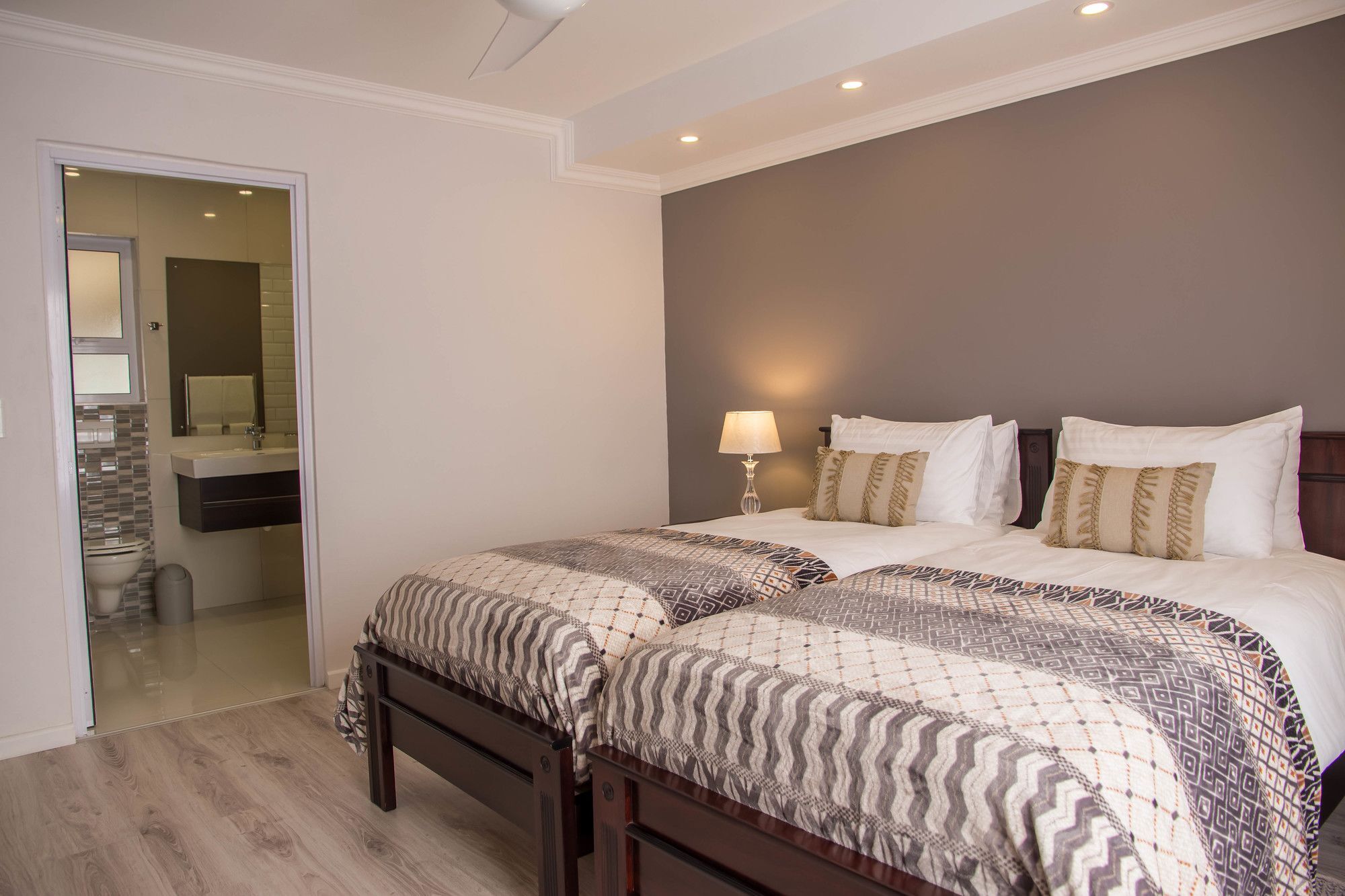 Sea Breeze Guesthouse Свакопмунд Экстерьер фото