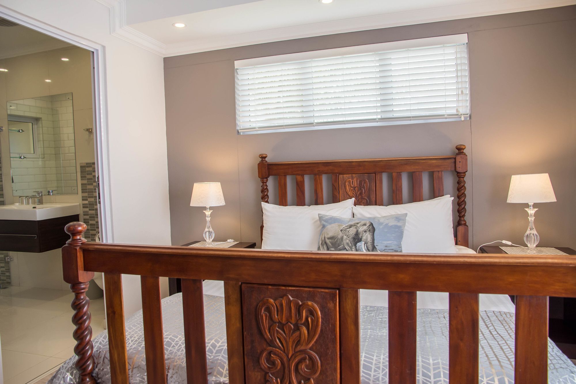 Sea Breeze Guesthouse Свакопмунд Экстерьер фото