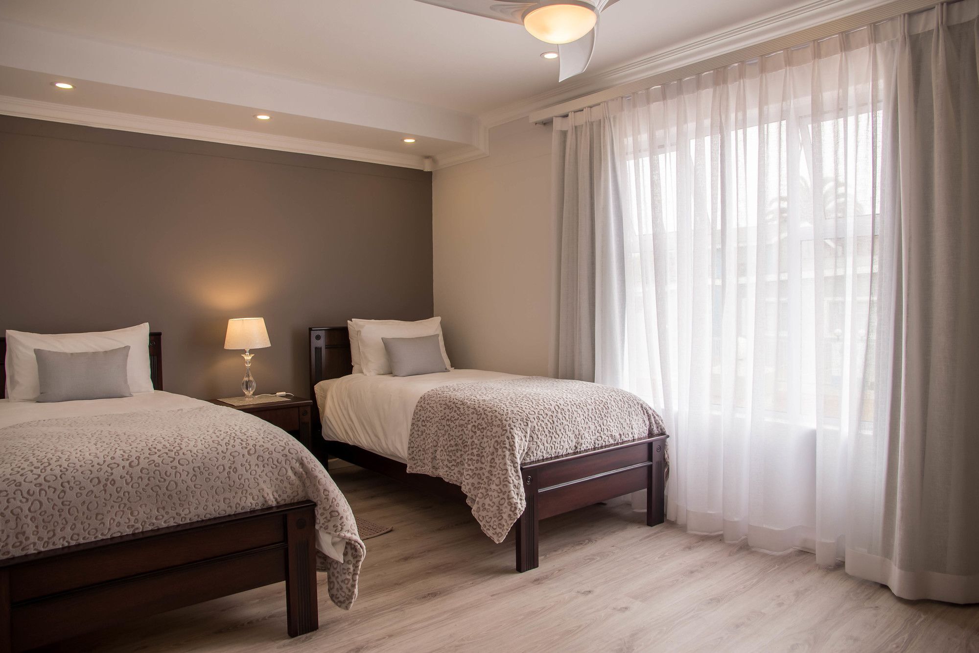 Sea Breeze Guesthouse Свакопмунд Экстерьер фото